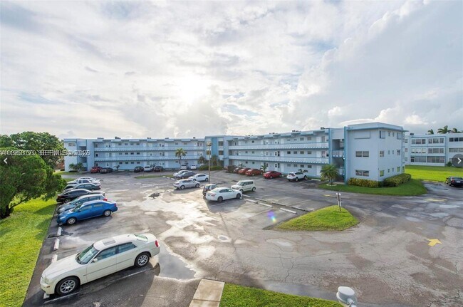 Building Photo - 2200 Park Ln