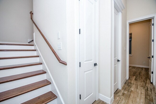 Building Photo - 710 Stanford St