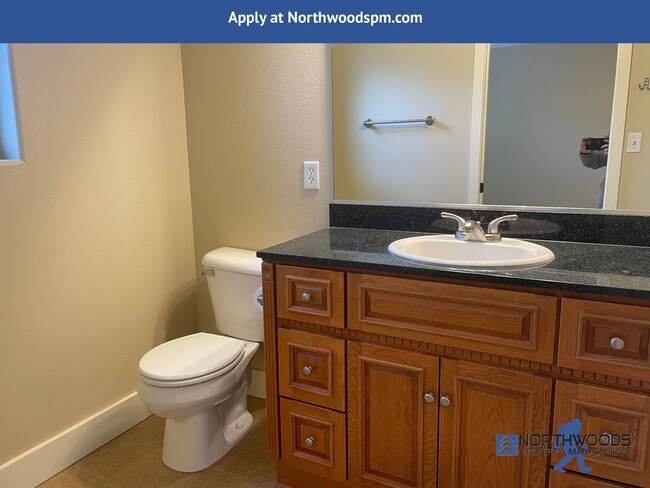 Building Photo - Beautiful 2 Bedroom 2.5 Bath Townhouse in ...