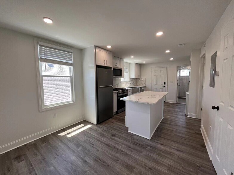 Building Photo - 336 Lowell St