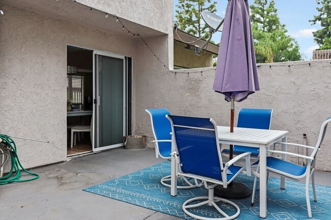 Building Photo - 3 Bedroom Townhome: Prime Location with Pool, Clubhouse and More!