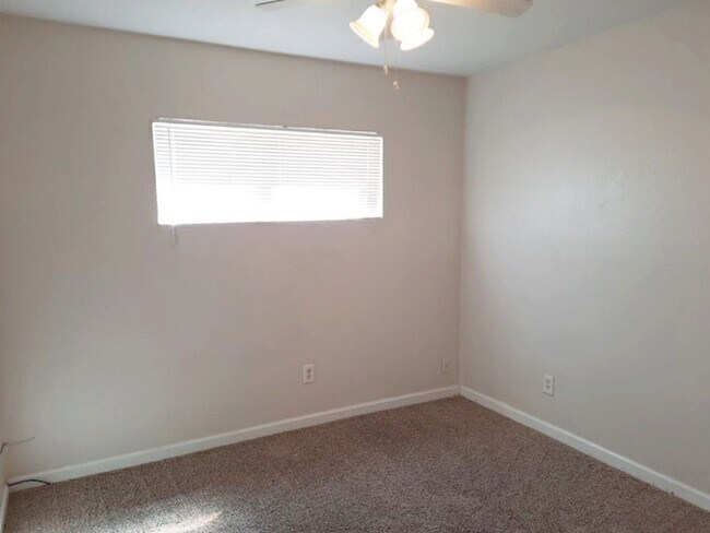 Building Photo - 560 Estancia Dr NW