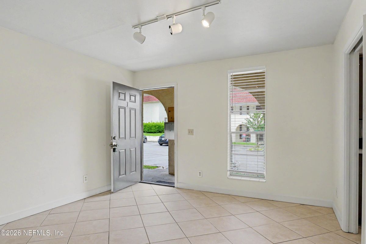 Building Photo - 1557 El Prado Rd