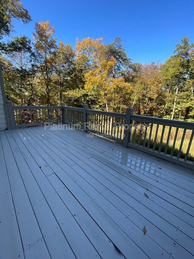 Building Photo - 1305 Smithdale Heights Dr