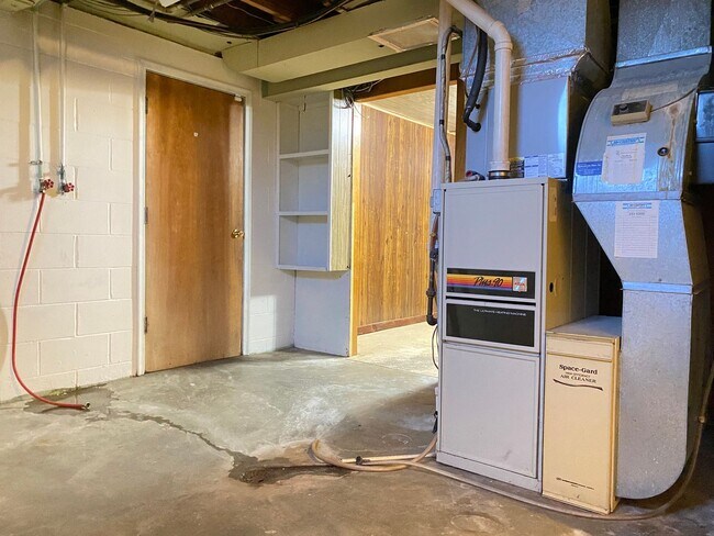 Building Photo - Beautiful 3 bed 1 bath house, over sized driveway, garage and fenced in back yard $1,795  [Move-i...