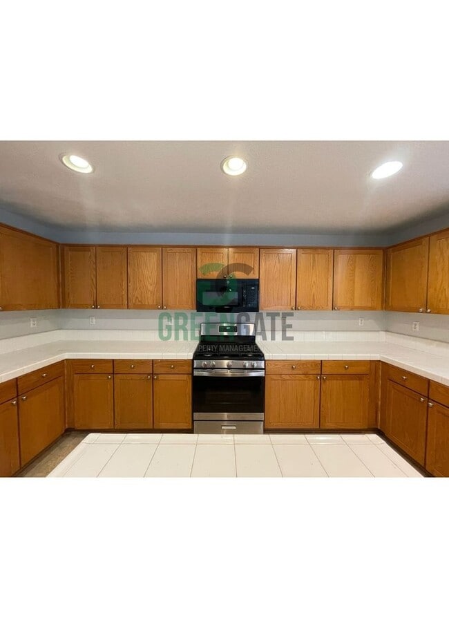 Building Photo - Two story 4 bedroom, 2.5 bath home in Stoc...