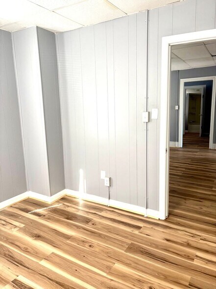 Building Photo - 201 W 5th St