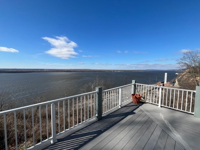 Building Photo - Beautiful 3 bedroom with river views