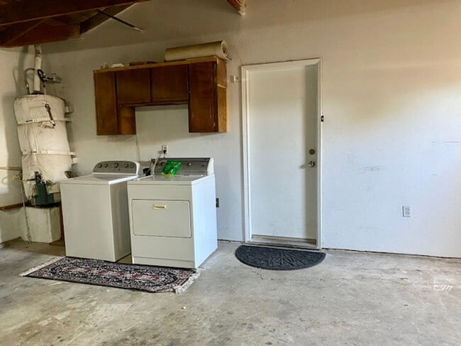 Building Photo - $2,100 Fowler & Ashlan, 3 Bedroom Home - C...