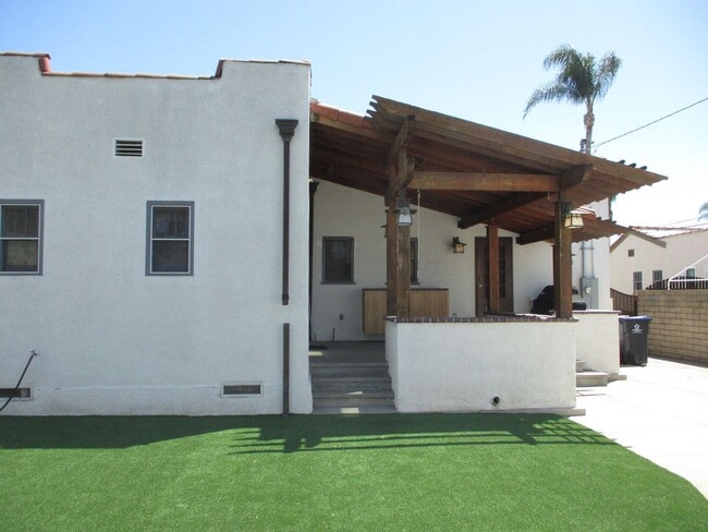 Building Photo - Restored Spanish Style Wilshire Square Home