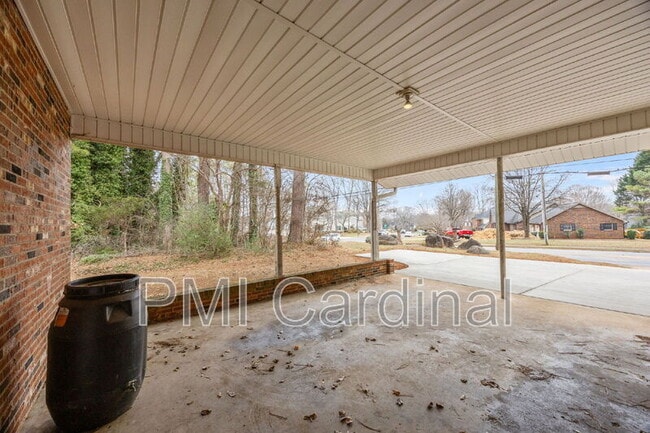 Building Photo - 2616 Redbud Dr