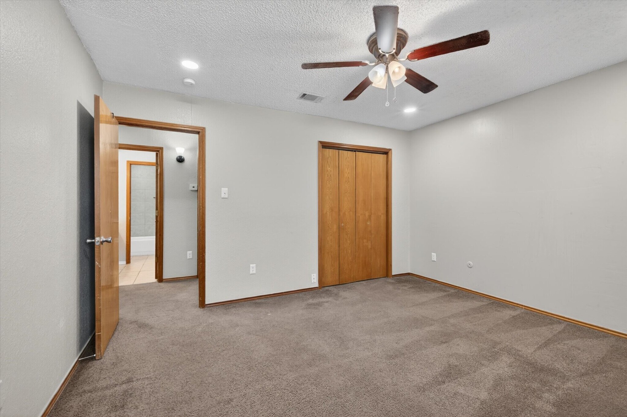 Building Photo - 305 Cambridge Dr