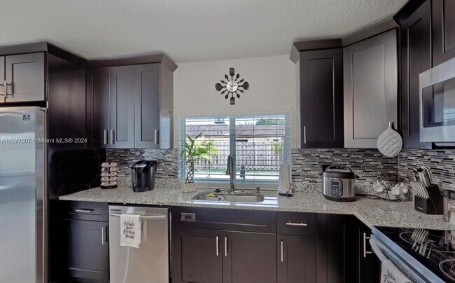 Building Photo - 876 Gardenia Dr