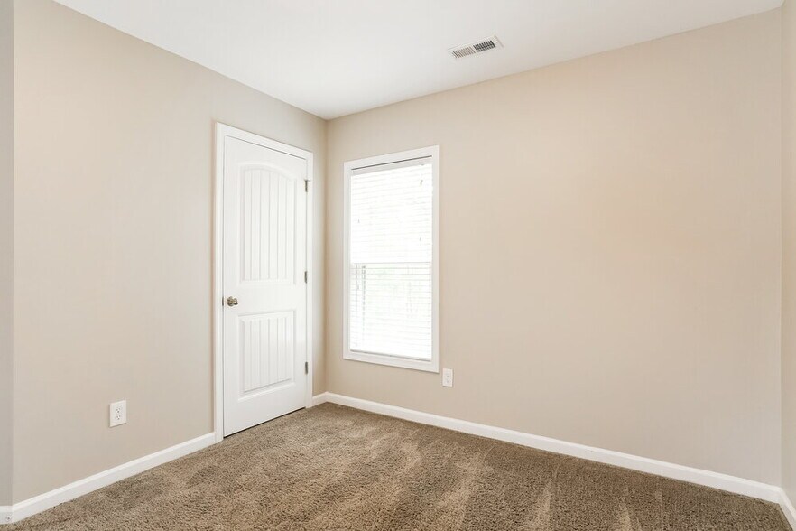 Building Photo - 105 Oakdale Ave