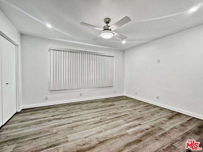Building Photo - 817 E Nutwood St