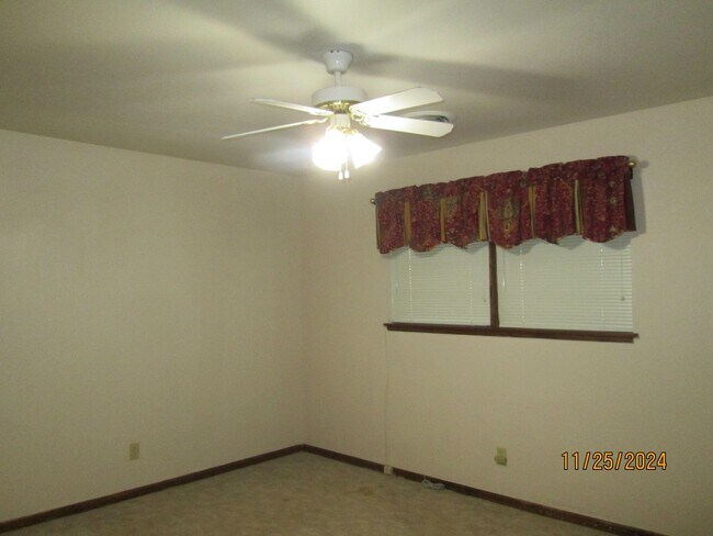 Building Photo - TRIPLEX UNIT - 2 Bedroom, 1 Bath, Carport
