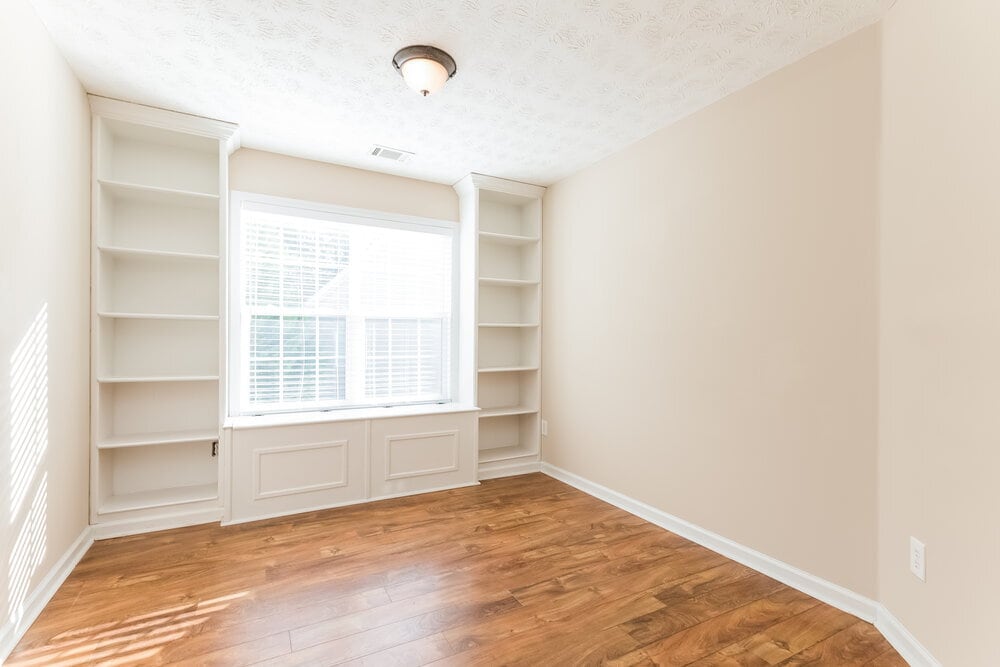 Building Photo - 670 Chapel Hill Dr SE
