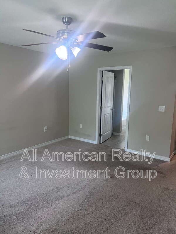 Building Photo - 426 Eisenhower Dr