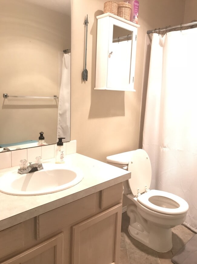 Building Photo - 3 Bedroom Town Home in Emerald Pointe