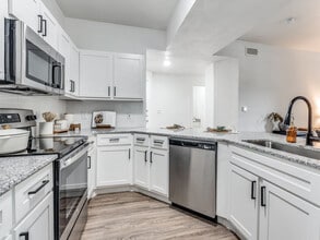 Building Photo - Creekstone