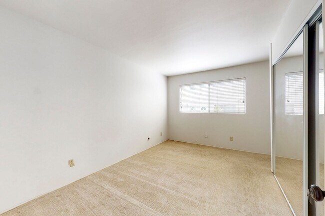 Building Photo - 242 Avenida Lobeiro