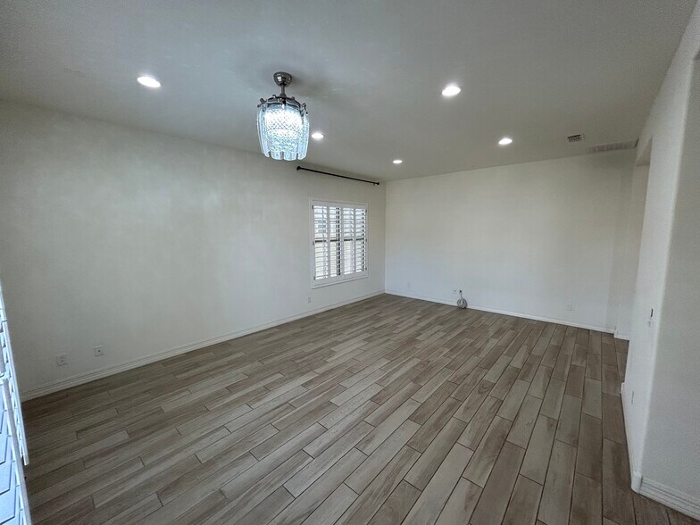 Building Photo - 1811 E Aster Pl