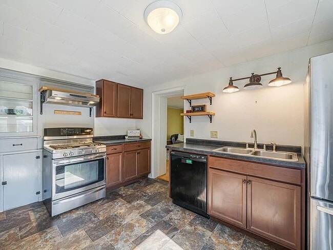 Building Photo - 2 Bed, 1 Bath Single Family Home