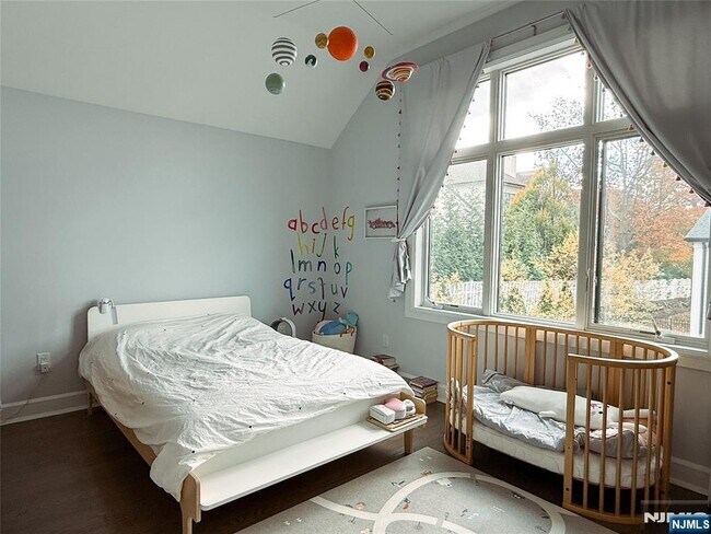 Building Photo - 555 Edgewater Ave