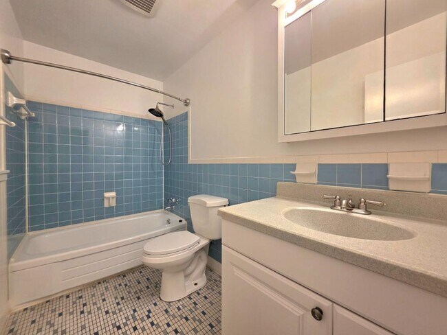 Building Photo - 2215 Collingwood Rd