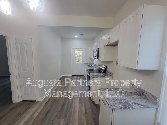 Building Photo - 2122 Circular Dr