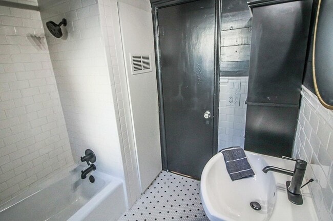 Building Photo - PRE LEASING for fall 2026! 4/2 in heart of Lubbock!