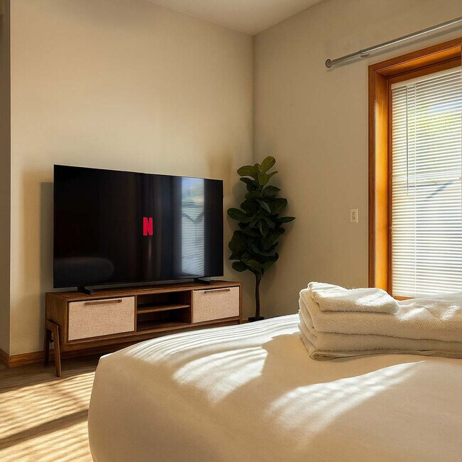 Building Photo - 2032 W Pierce Ave