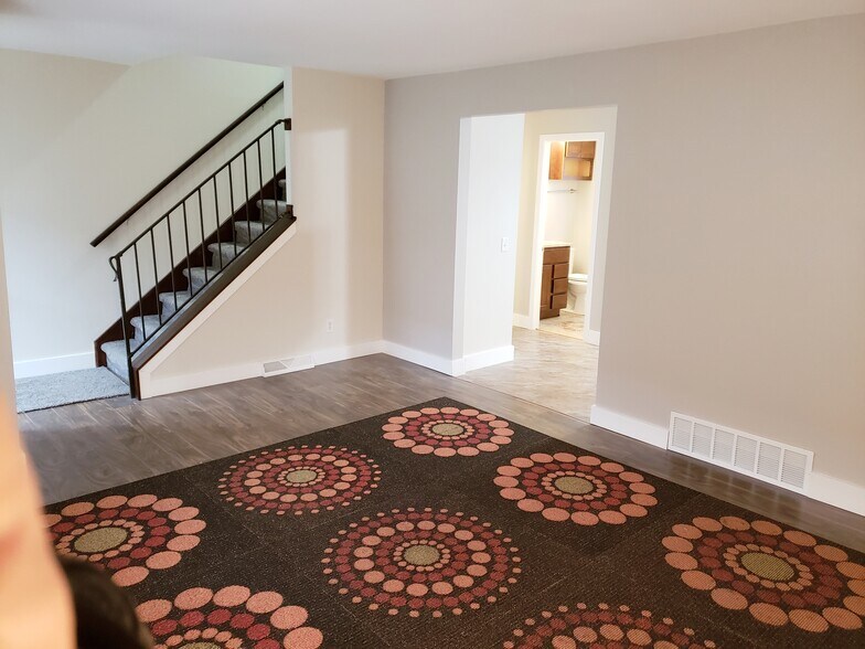 Building Photo - 5825 Balsam Rd