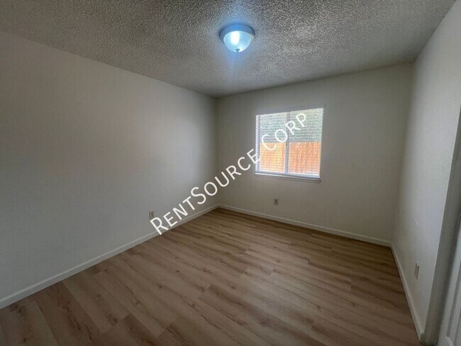 Building Photo - 841 Chateau Way