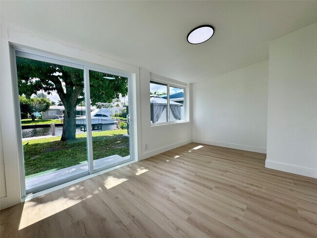 Building Photo - 1008 Mango Isle