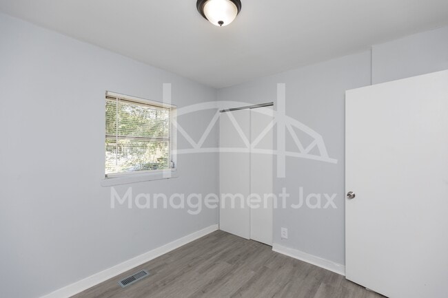 Building Photo - 1922 Maclean Rd