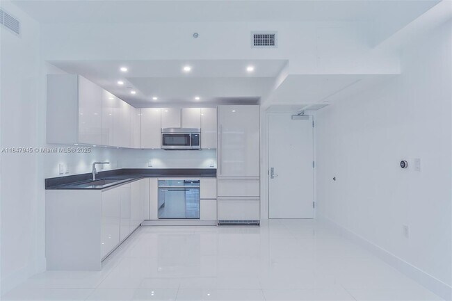 Building Photo - 1010 Brickell Ave