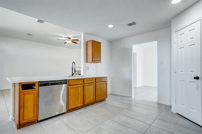 Building Photo - 15806 Land View Dr