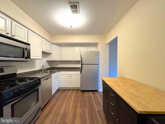 Building Photo - 2404 Albot Rd