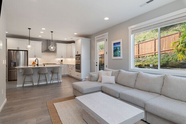 Building Photo - Newly Remodeled 4bed/2.5bath Home in Gig Harbor!