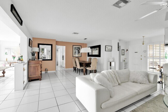 Building Photo - 450 French Royale Cir