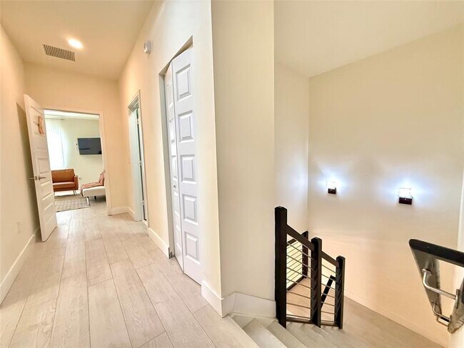 Building Photo - 7911 NW 105th Ave