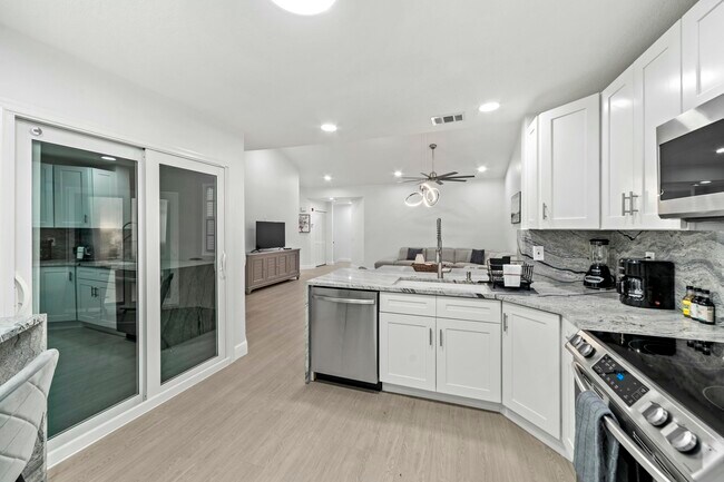 Building Photo - 6553 Via Regina