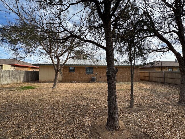 Building Photo - 906 Sagebrush Rd