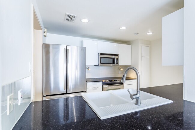 Building Photo - 1302 Marina Bay Dr