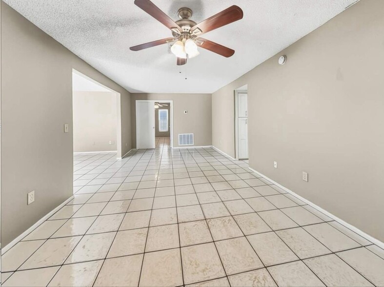 Building Photo - 613 Limetree Dr