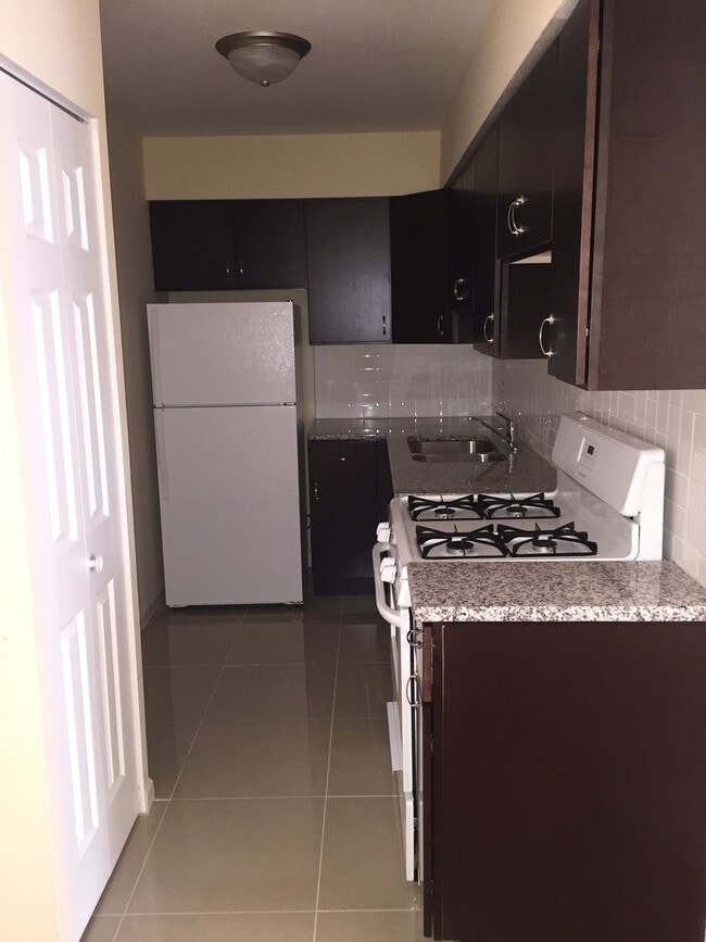 Building Photo - 1025 W Hollywood Ave