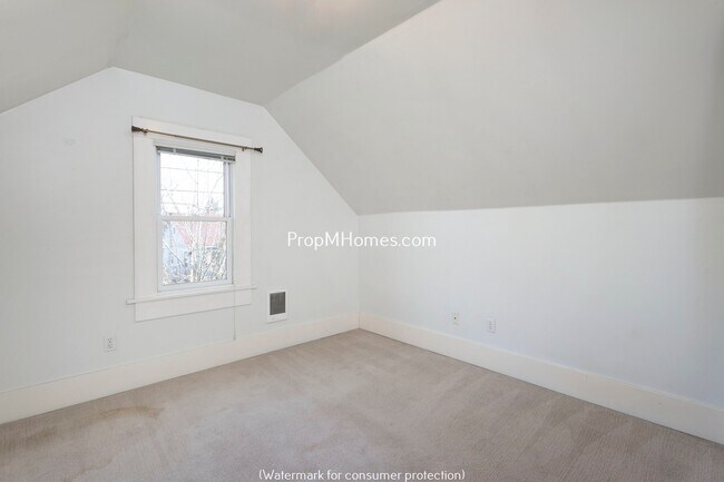 Building Photo - Classic Two Bedroom Bungalow In The Heart Of Sellwood!