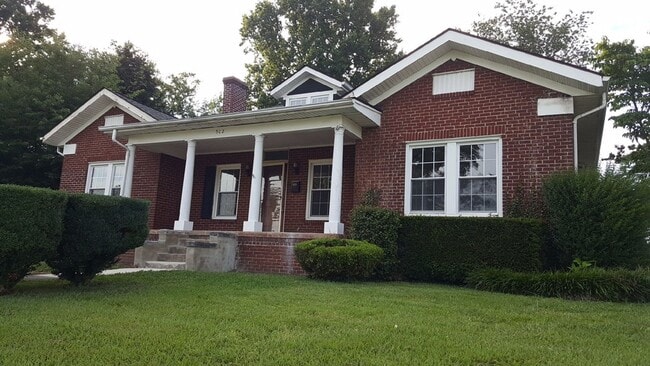 Building Photo - Beautiful Home Close to Downtown and ETSU