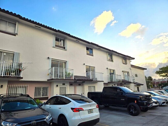 Building Photo - 900 SW 104th Ct
